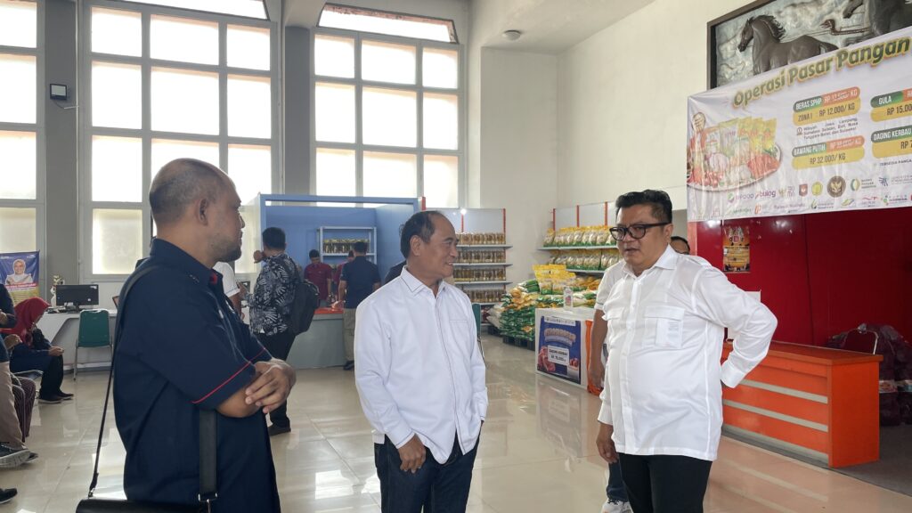 Maryadi mendampingi Menteri Pertanian RI, Andi Amran Sulaiman, dan Kepala Badan Pangan Nasional, Arief Prasetyo Adi, dalam meninjau langsung kondisi pasar dan memastikann ketersediaan stok daging kerbau